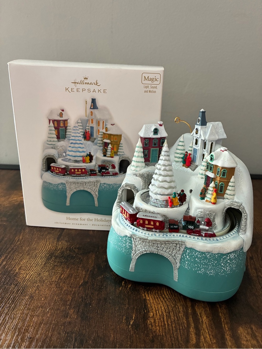Hallmark “Home for the Holidays'” 2010 Keepsake Ornament NIB